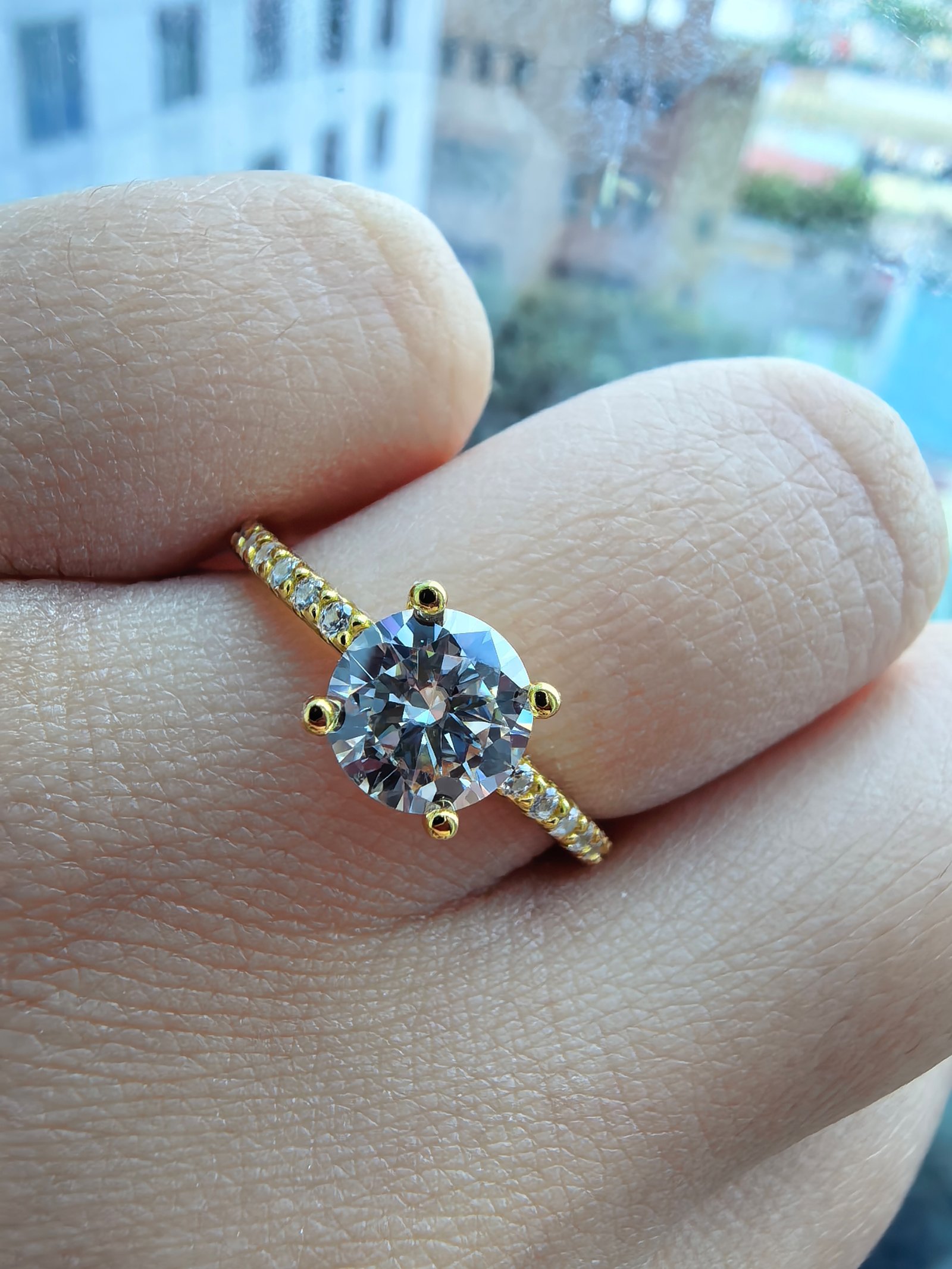 1 carat round cut solitaire engagement ring with side stones